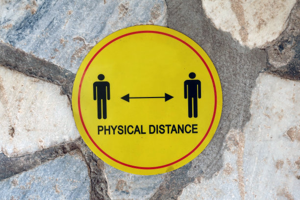 社交距离站在这里的地板标志图片下载