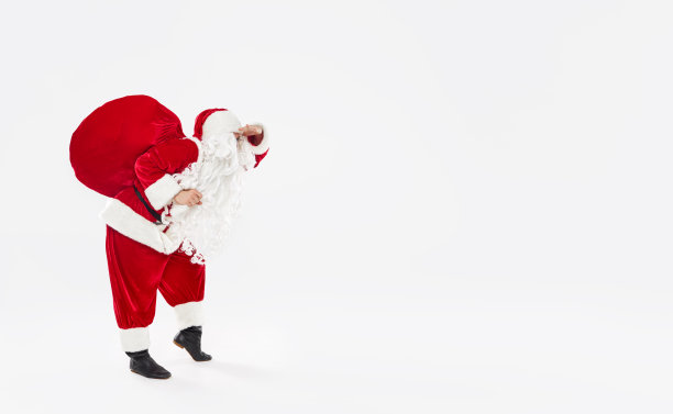 快乐的圣诞老人在白色的背景下背着一袋礼物，四处走动。向右显示他的手在空白的文字。新年和圣诞节的假期和销售，横幅图片下载