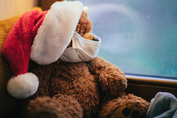 圣诞节时戴上医用防护口罩进行隔离或自我隔离的泰迪熊图片下载