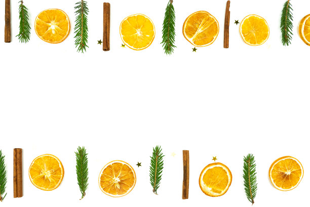 这是一款以干桔子、肉桂和皮草树枝为背景的圣诞装饰品。食物和圣诞装饰的家庭。平铺与拷贝空间图片下载