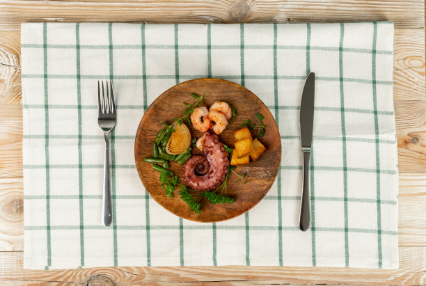 烤章鱼触手配新鲜蔬菜放在木桌上图片下载