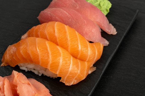 三文鱼手握寿司和金枪鱼的微距照片图片下载