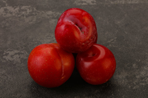 成熟的红梅香甜可口图片下载