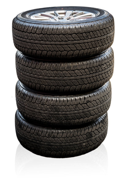 一堆孤立的旧轮胎。图片下载