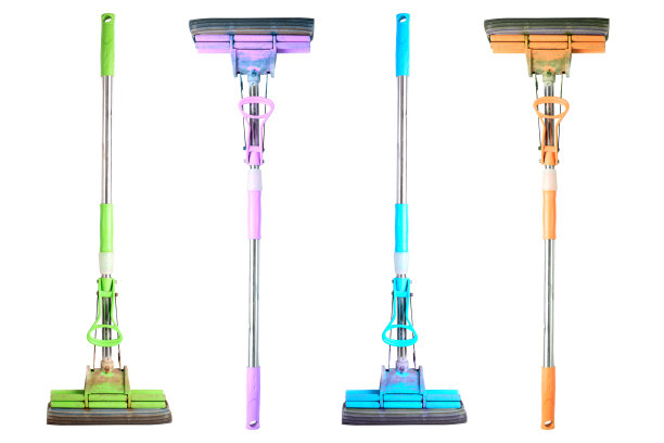 旧的机械双辊聚乙烯醇拖把拉动隔离图片下载