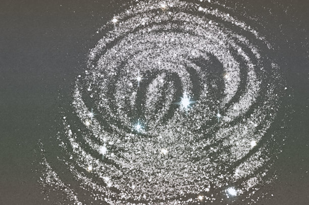 黑色背景上闪着银色的光图片下载