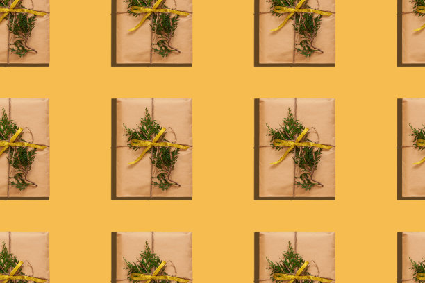 时尚的圣诞图案与纸礼盒照片上的蜡笔背景。最小零浪费新年概念。图片下载