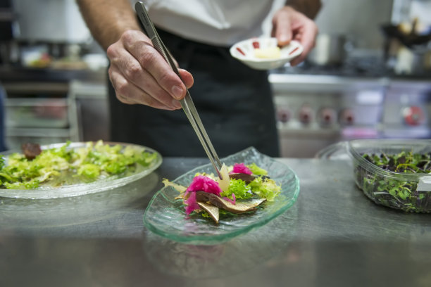 厨师准备用沙丁鱼腰肉做健康沙拉图片下载