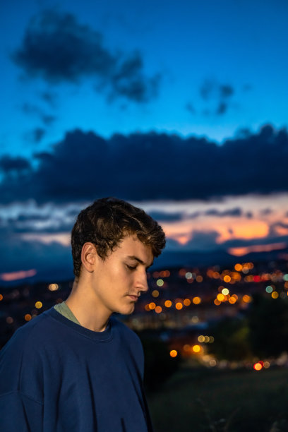 拥有城市夜景的年轻人图片下载