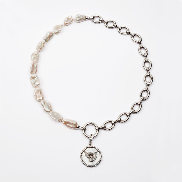 奢华典雅的巴洛克珍珠项链上的白色背景图片下载