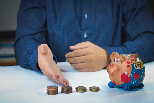 企业投资顾问分析公司年度财务报告，资产负债表报表与文件图表。经济、市场、办公室、货币和税收的概念图图片下载