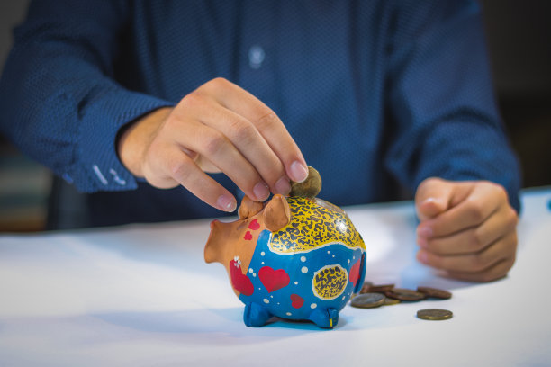 金融分析师比较了几勺捷克硬币，并在他的区块中写下了不同的数额。显示客户端保存的硬币数量图片下载