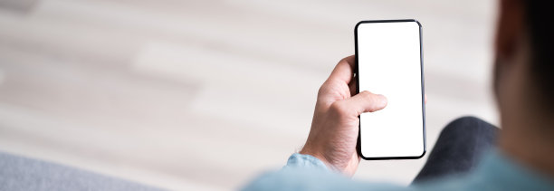 手持手机的男人图片下载