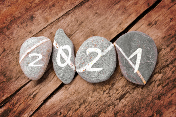2021年写在一行石头上木质背景，禅意和自然的新年贺卡图片下载