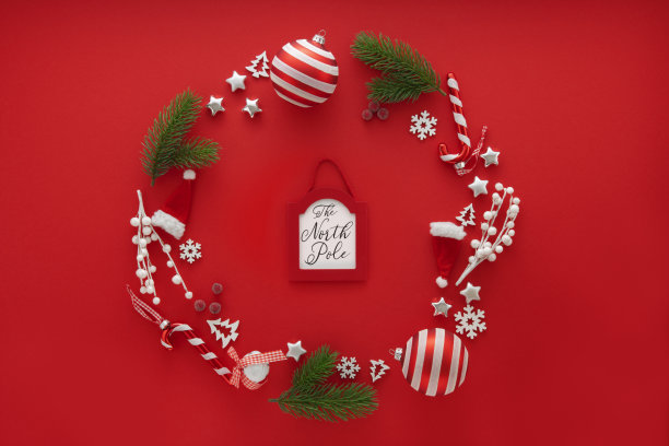 圣诞节装饰在红色背景与复制空间图片下载