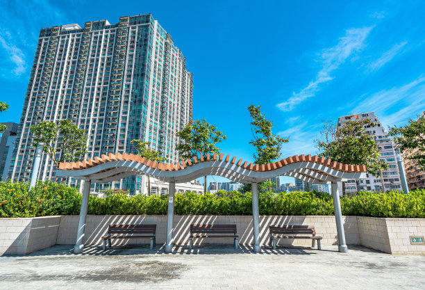 公园里空荡荡的人行道图片下载