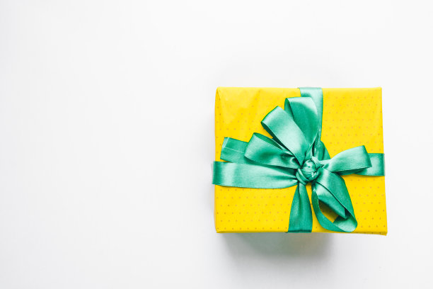 用黄纸和蓝丝带包装的礼品盒图片下载