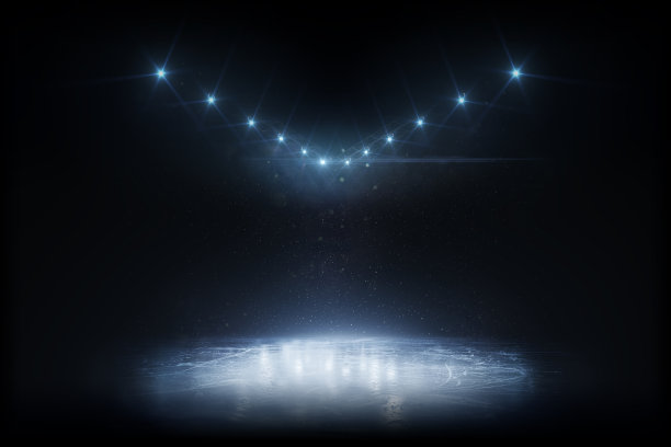 美丽空旷的冬天背景和空的溜冰场与灯光。冬天的背景。聚光灯照在溜冰场上。明亮的灯光和聚光灯图片下载