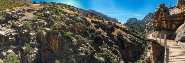 全景式的蓝山与多云的日出和一个基地的草和绿色的天然草坪图片下载