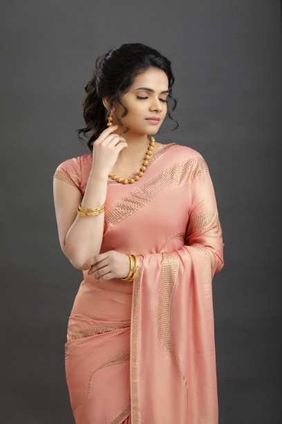 漂亮的印度年轻女孩为节日打扮纱丽。图片下载