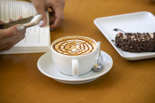 情侣在咖啡馆里一边喝咖啡一边读书图片下载