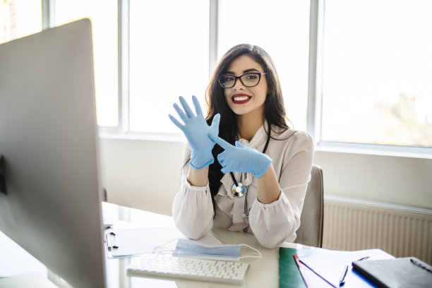 医生给出一些医疗建议，并演示如何在冠状病毒大流行期间使用外科手套图片下载