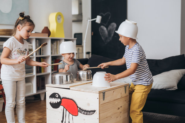 孩子们在家里玩得很开心图片下载