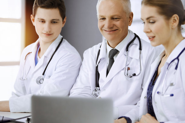 医生、同事和老年治疗师坐在阳光诊所的工作场所讨论当前的疾病治疗。团队合作在医学图片下载