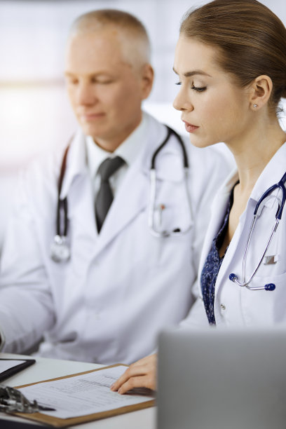 医生、同事和老年治疗师坐在阳光诊所的工作场所讨论当前的疾病治疗。团队合作在医学图片下载