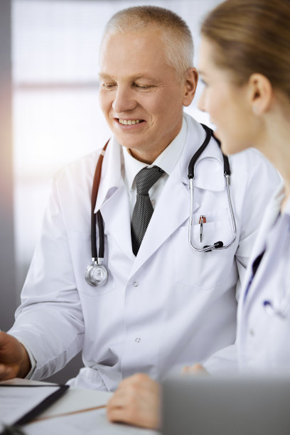 医生、同事和老年治疗师坐在阳光诊所的工作场所讨论当前的疾病治疗。团队合作在医学图片下载