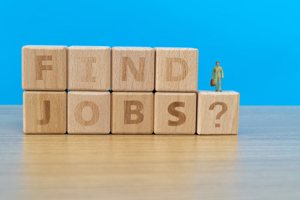 带字的木块找工作图片下载