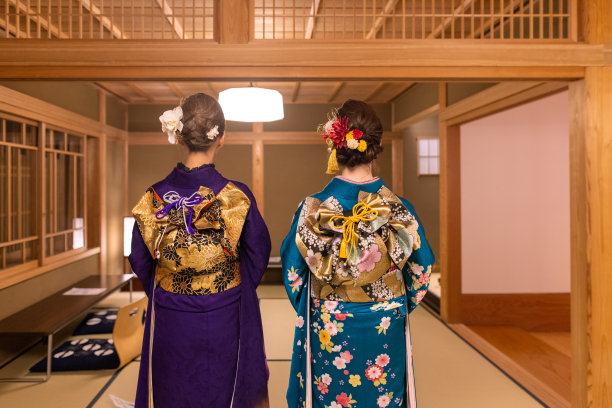 身穿Furisode和服的年轻女子站在Ryokan酒店榻榻米房间的后视图图片下载