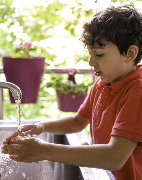 儿童正在用抗菌肥皂洗手——预防Covid-19病毒疾病图片下载