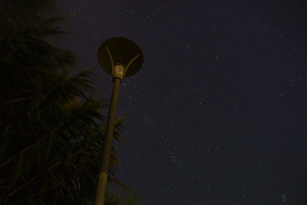 在夜晚用一盏灭了的灯照明图片下载