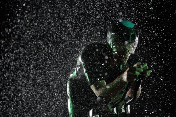 在雨夜中骑自行车的铁人三项运动员图片下载