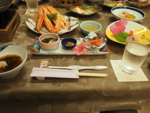 在日本餐厅和日式旅馆提供美味的独家套餐菜单，包括蟹腿、鱼、蔬菜、酱油、筷子图片下载