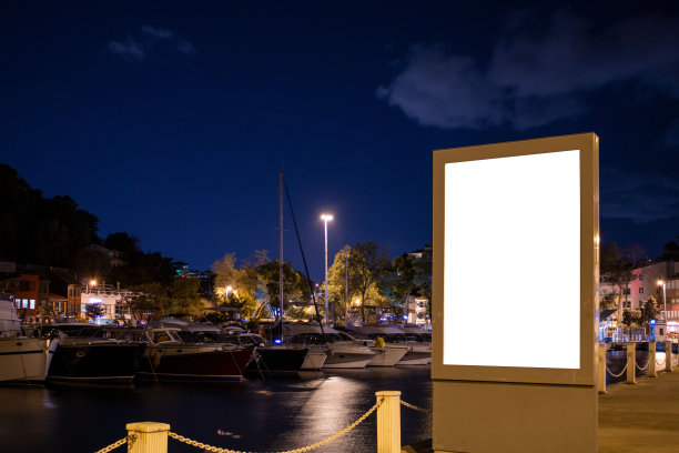 夜晚，伊斯坦布尔海边的空白广告牌图片下载