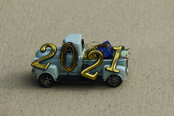 古董玩具车的2021年数字。芦苇的背景。2021年新年主题图片下载