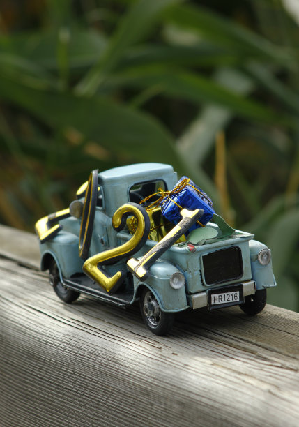 古董玩具车的2021年数字。芦苇的背景。2021年新年主题图片下载