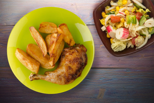 鸡腿配薯条，木质背景。图片下载