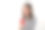 微笑的女人在家里用智能手机冲浪图片下载