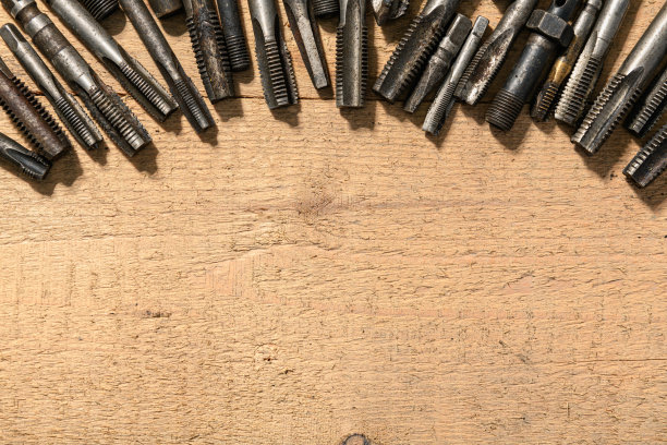 旧的手工工具-钻头和螺纹模具在一个木制的背景图片下载