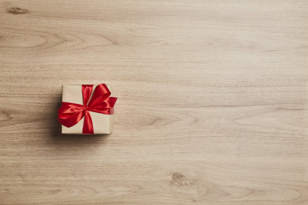 圣诞礼盒装饰物上白木顶平面布局，空白复制文字空间。图片下载