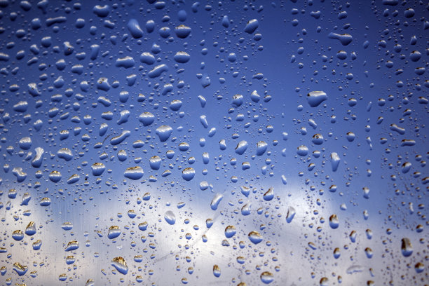 玻璃上的水滴图片下载