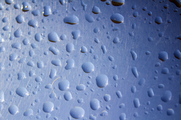 玻璃上的水滴图片下载