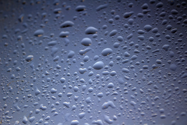 玻璃上的水滴图片下载