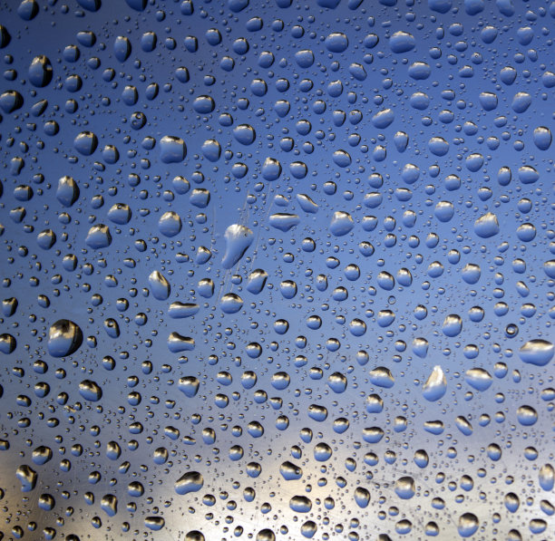 窗户上的雨滴图片下载