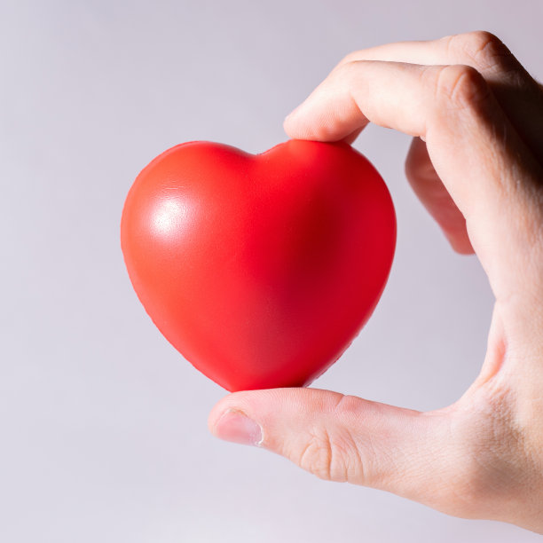 关闭了。人手里的小心脏图片下载