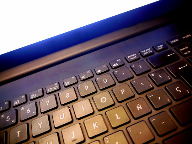 黑色键盘，字母和数字背光图片下载