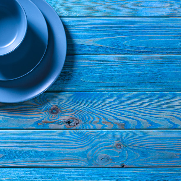 蓝色的木桌上放着一套蓝色的餐具图片下载
